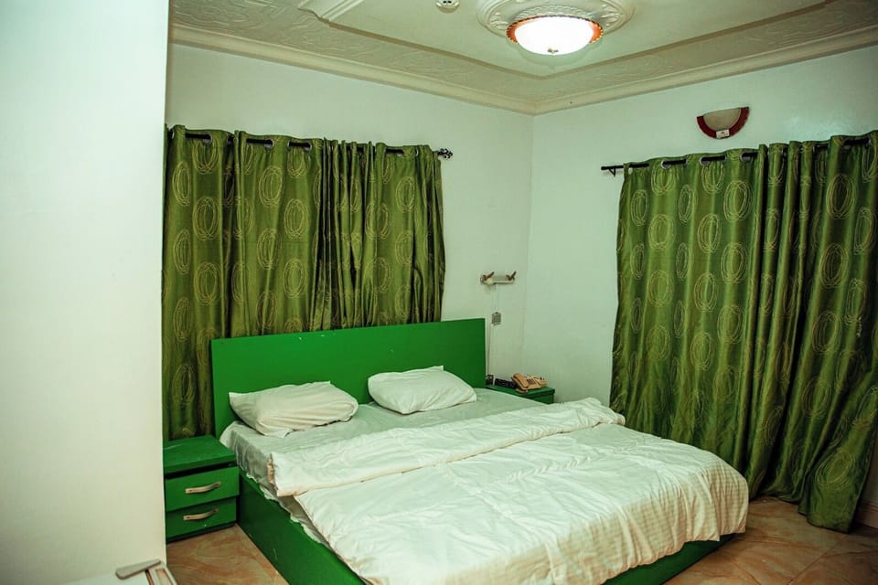 Standard Room | Desk