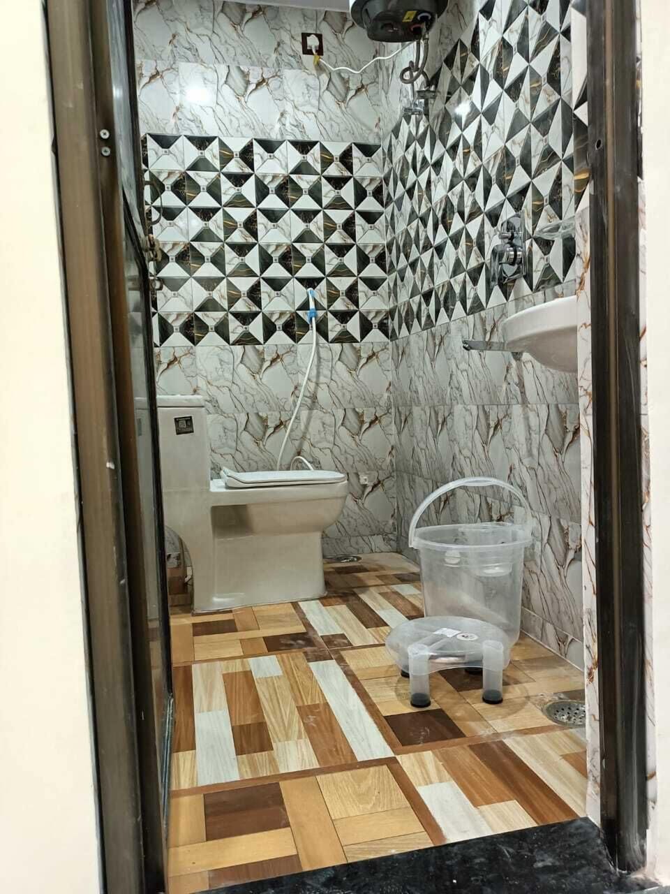 Separate tub and shower, towels, soap, shampoo