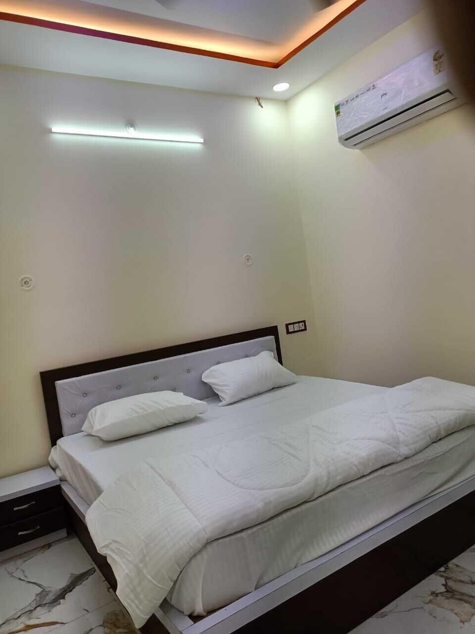 Desk, laptop workspace, WiFi (free), bed sheets