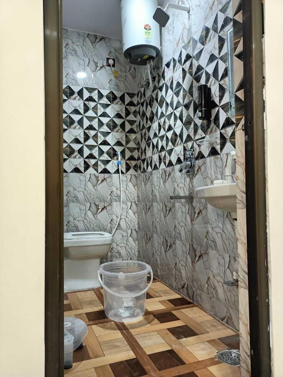 Separate tub and shower, towels, soap, shampoo