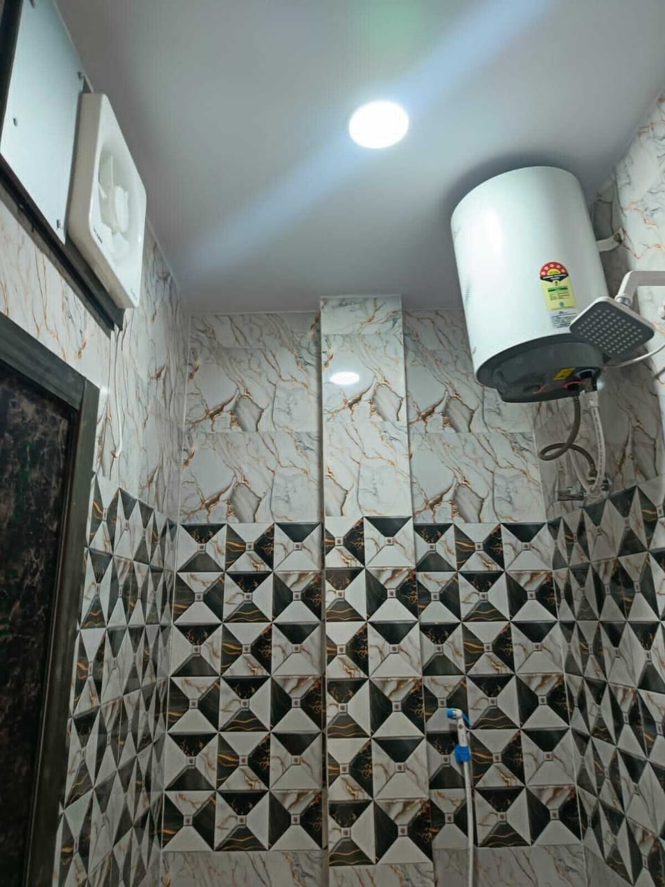 Luxury Quadruple Room | Bathroom | Separate tub and shower, towels, soap, shampoo
