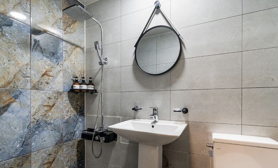 Standard Double Room | Bathroom | Shower, free toiletries, hair dryer, towels