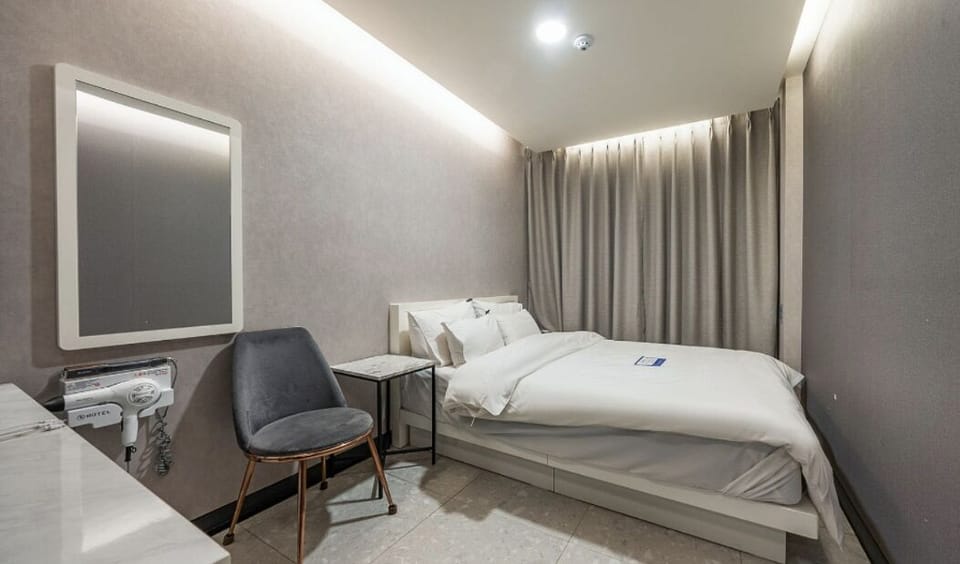 Standard Double Room | Desk, laptop workspace, free WiFi
