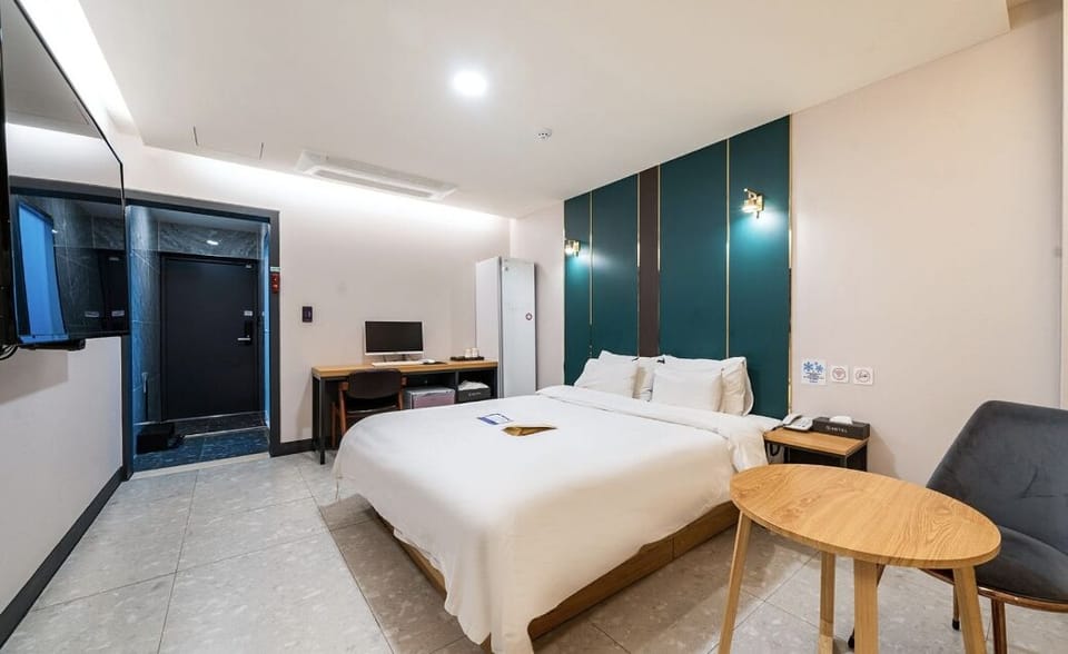 Standard Double Room | Desk, laptop workspace, free WiFi