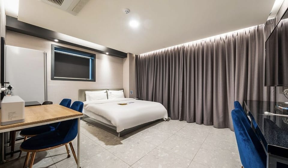 Standard Double Room | Desk, laptop workspace, free WiFi
