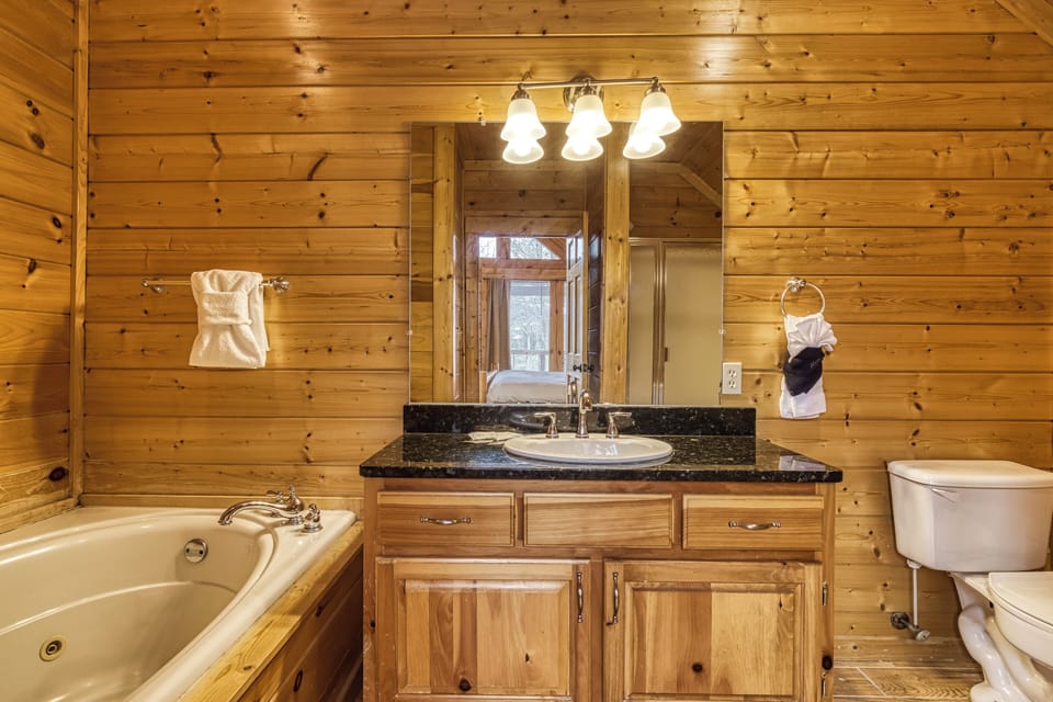 Bedroom 4's ensuite.
