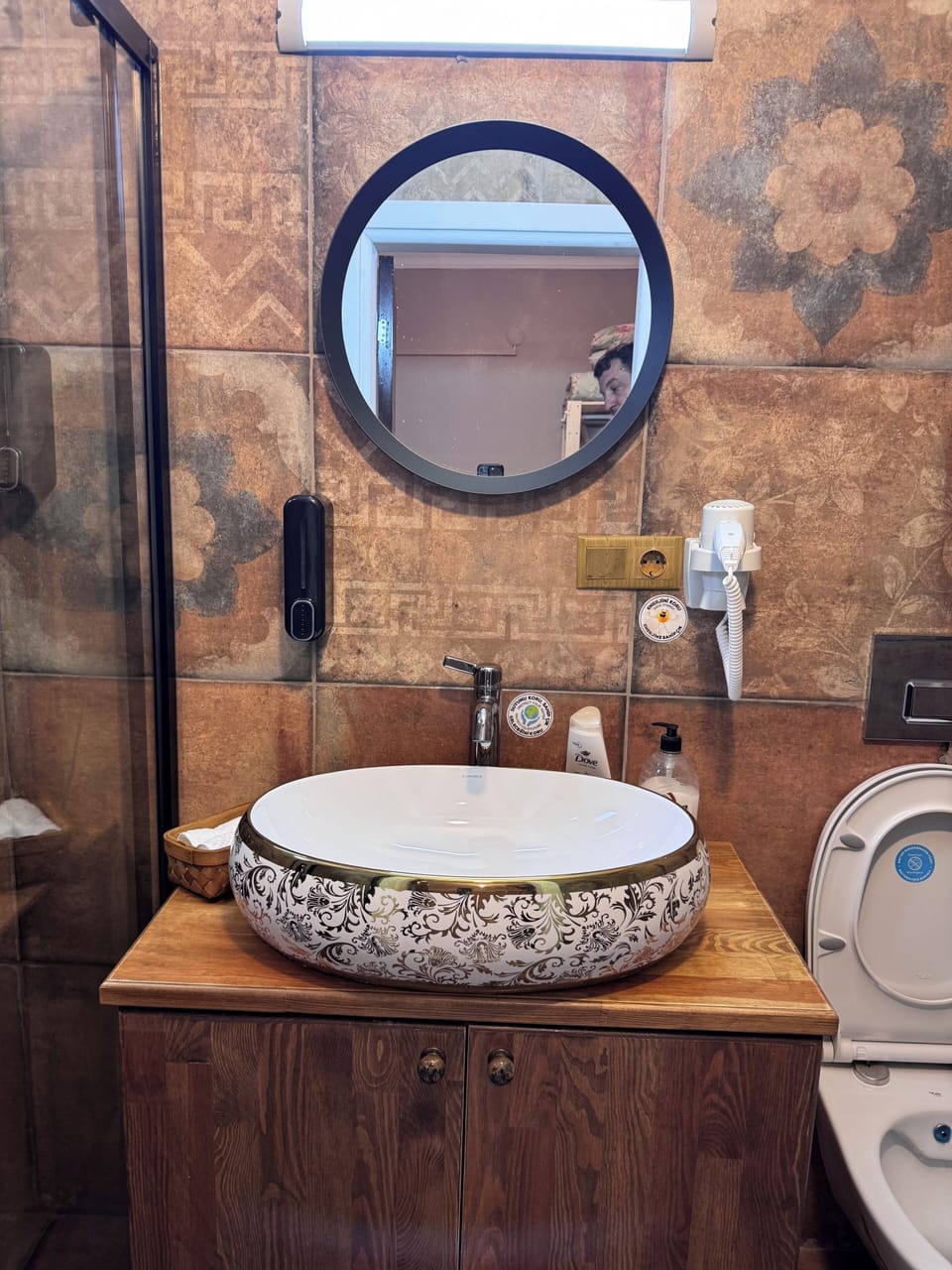 Standard Room, Garden View | Bathroom | Shower, hair dryer, slippers, towels