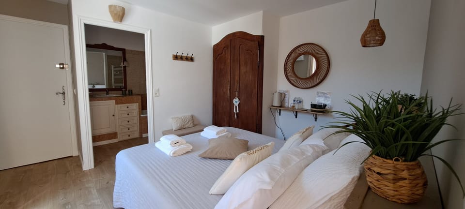 Deluxe Double Room | Iron/ironing board, free WiFi, bed sheets