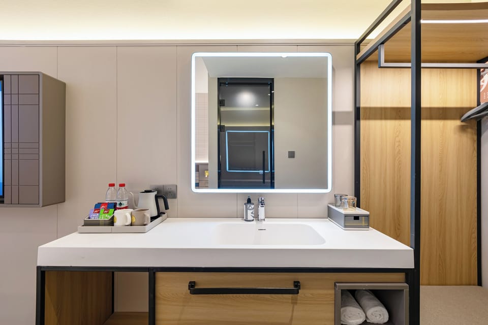 Superior Single Room, City View | Desk, laptop workspace, soundproofing, WiFi (free)