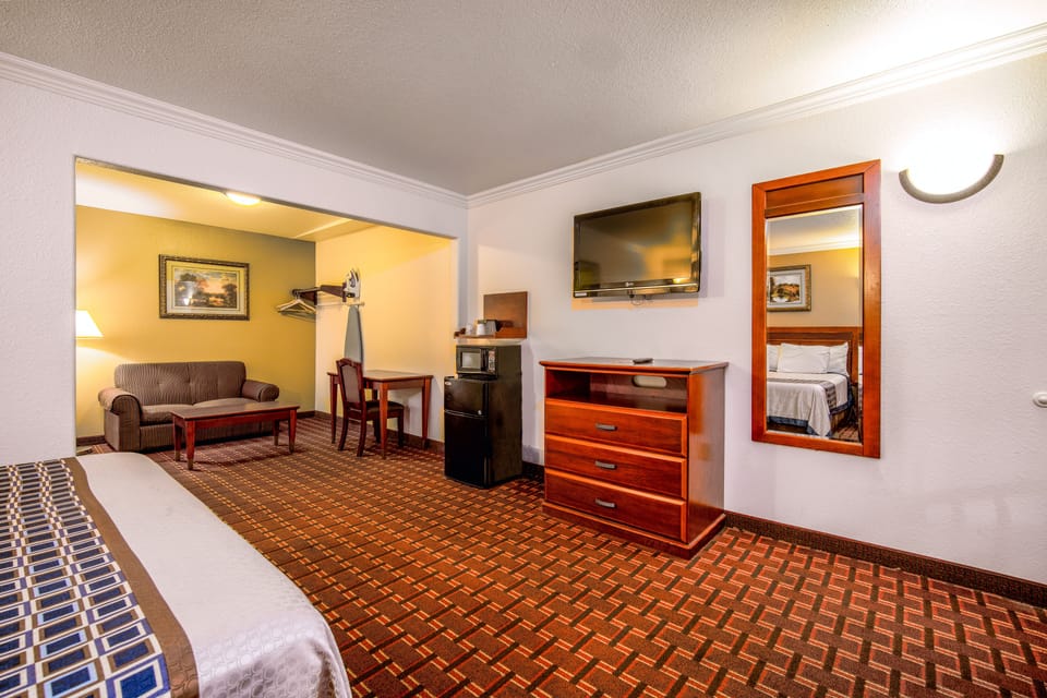 Standard Room, 1 King Bed | Desk, iron/ironing board, free WiFi