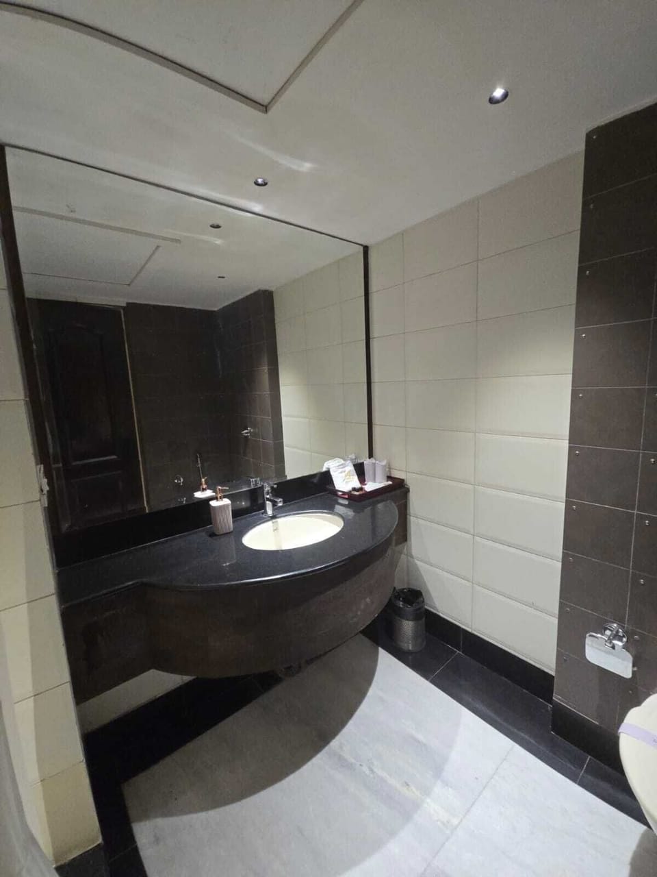 Combined shower/tub, free toiletries, bathrobes, slippers