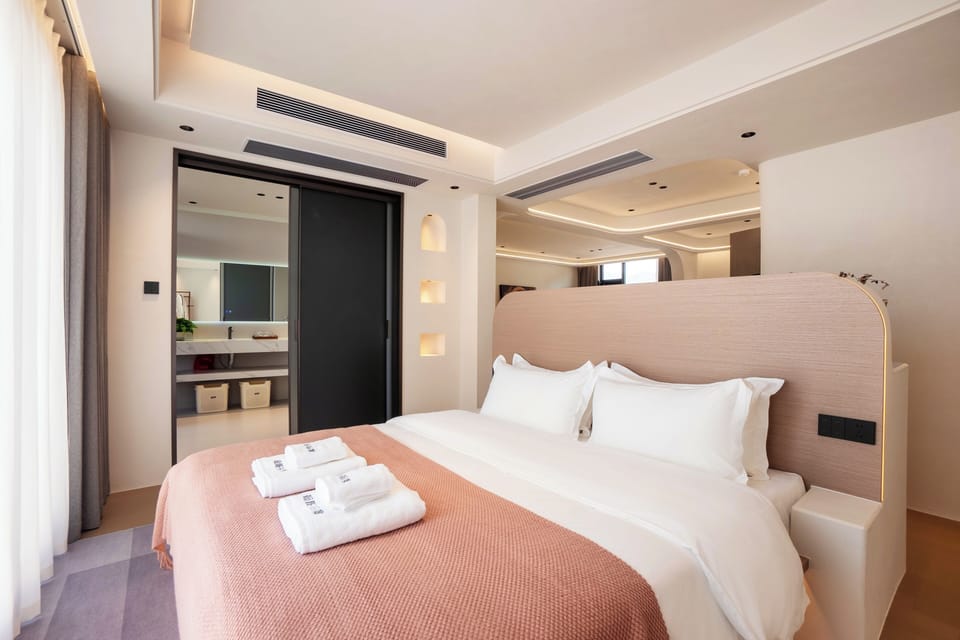 Luxury Suite, Multiple Beds | Premium bedding, down comforters, memory foam beds, free WiFi