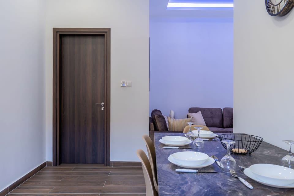 Basic Apartment, 2 Bedrooms, Balcony, City View | Private kitchen | Coffee/tea maker, full-size fridge, microwave, oven