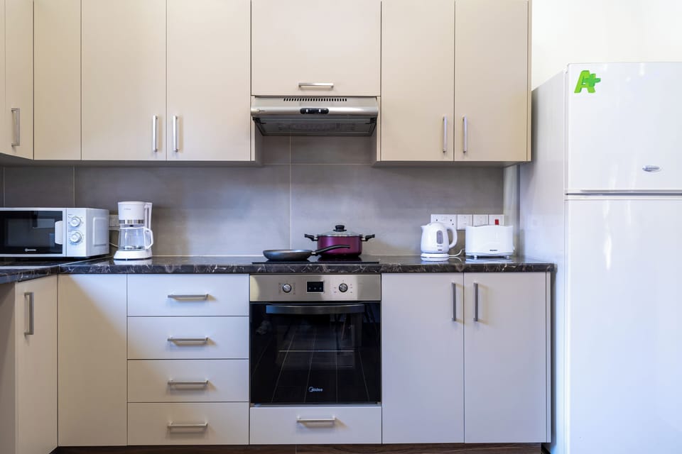 Basic Apartment, 2 Bedrooms, Balcony, City View | Private kitchen | Coffee/tea maker, full-size fridge, microwave, oven