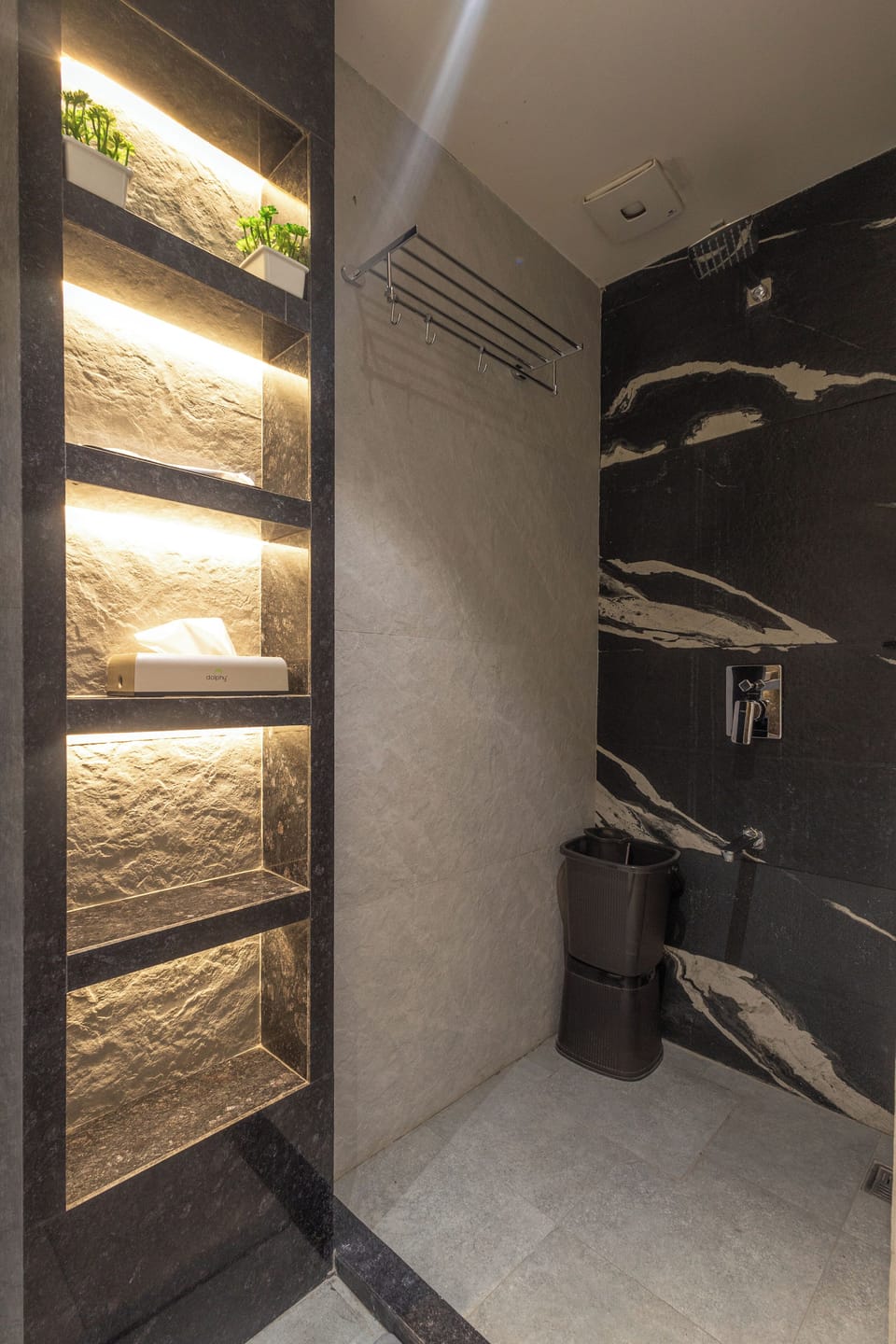 Deluxe Double Room | Bathroom | Shower, free toiletries, slippers, towels