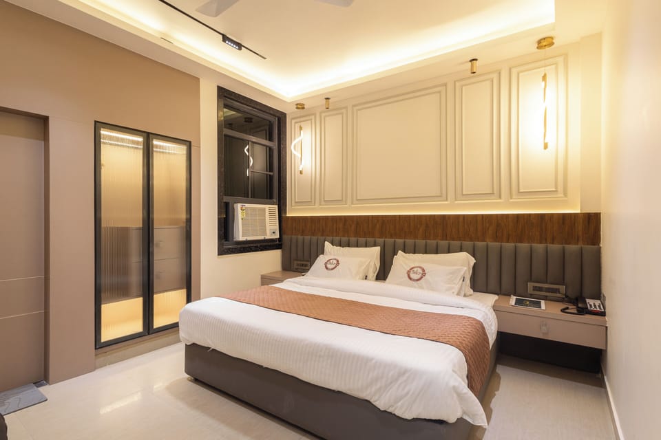 Deluxe Double Room | Desk, laptop workspace, blackout drapes, soundproofing