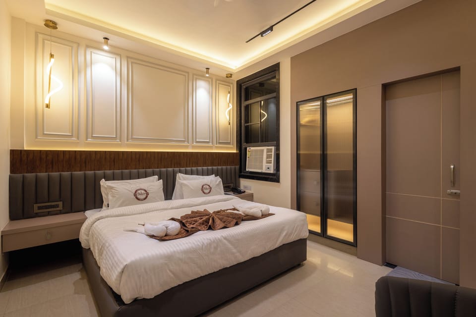 Deluxe Double Room | Desk, laptop workspace, blackout drapes, soundproofing