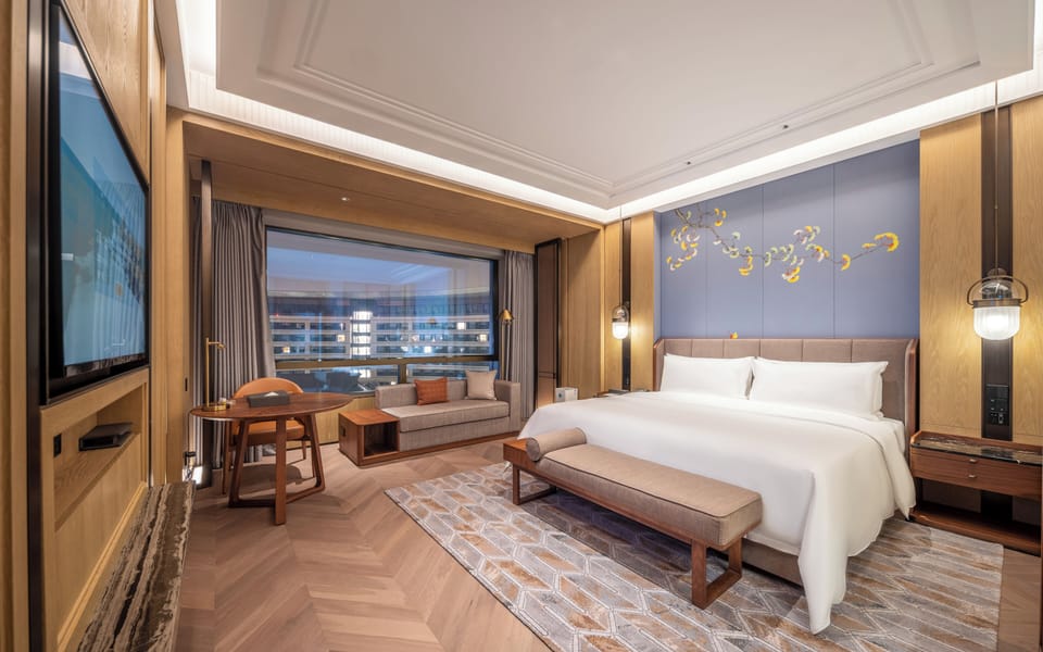 Deluxe King Bed | In-room safe, iron/ironing board, WiFi (free), bed sheets