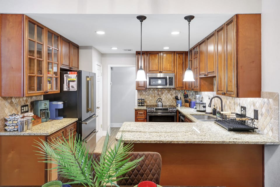 Fully equipped kitchen with high quality granite countertops.