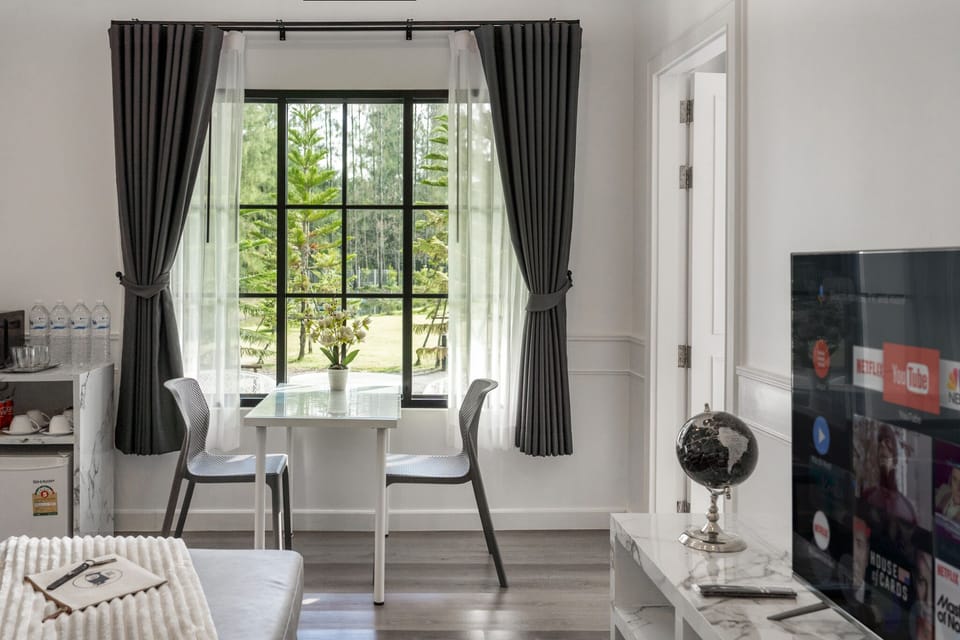 2 Bedroom Villa with Lake View | In-room dining