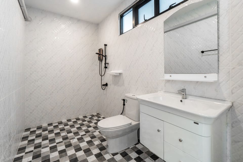 2 Bedroom Villa with Lake View | Bathroom | Shower, free toiletries, bathrobes, slippers