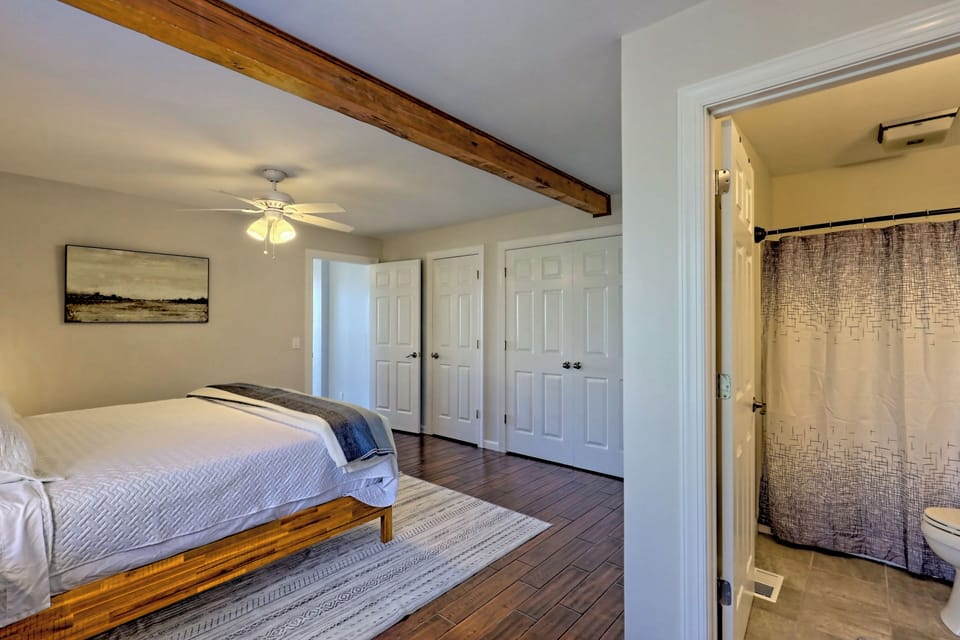 Second bedroom with a king sized bed and en suite. 