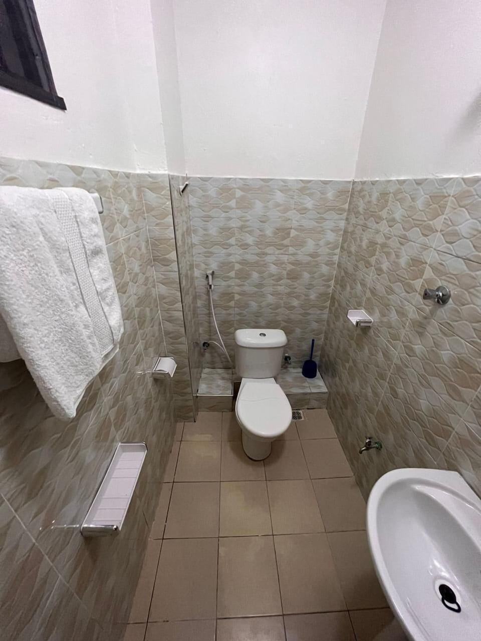Comfort Apartment, City View | Bathroom | Shower, free toiletries, slippers, towels