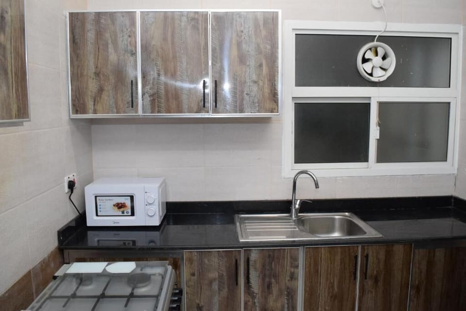 Comfort Apartment, 2 Bedrooms, Housekeeping, City View | Private kitchen | Microwave, oven, stovetop, electric kettle