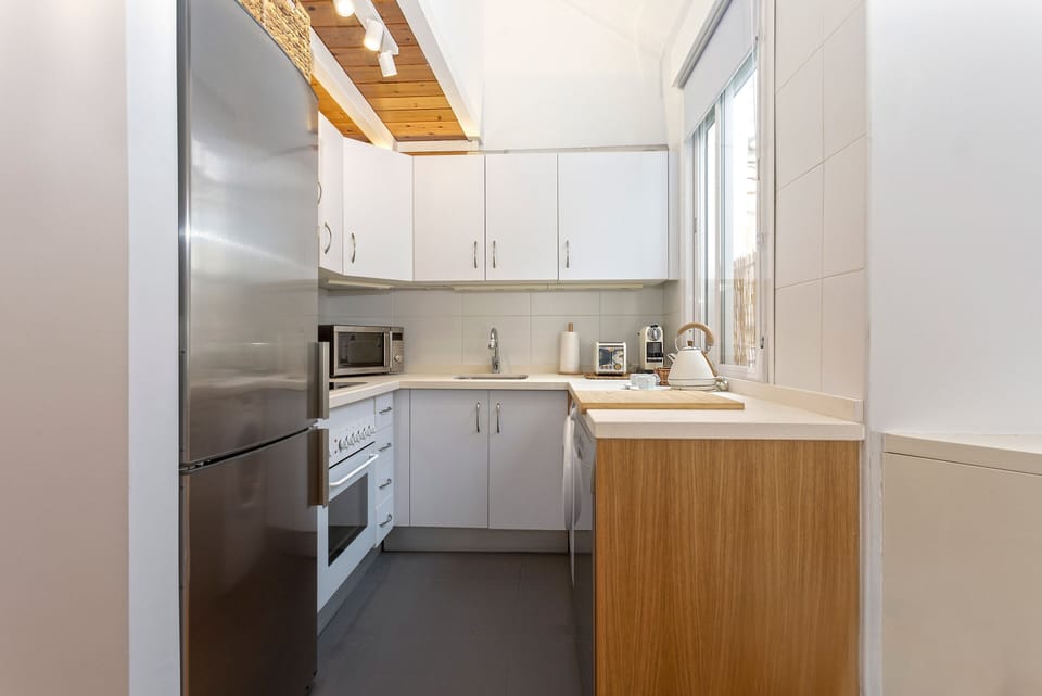 Apartment (3 Bedrooms) | Private kitchen | Full-size fridge, microwave, oven, stovetop