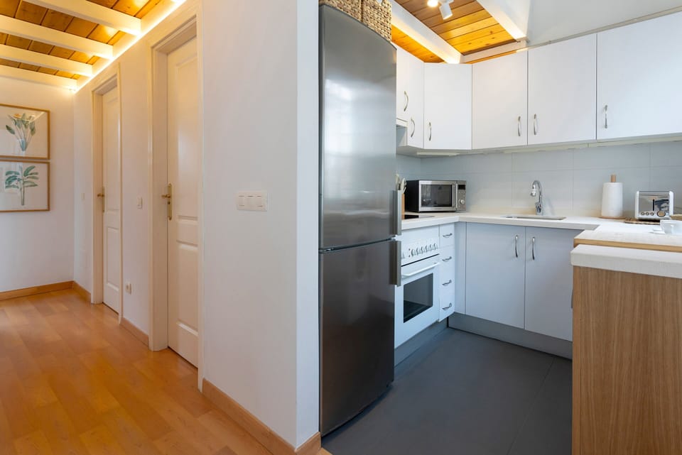 Apartment (3 Bedrooms) | Private kitchen | Full-size fridge, microwave, oven, stovetop