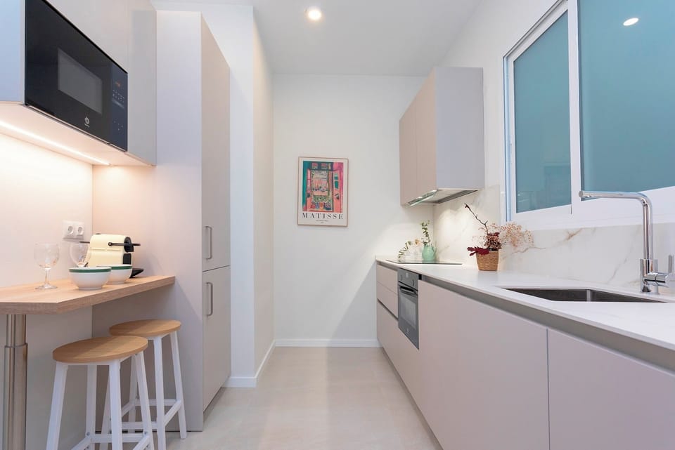 Apartment (5 Bedrooms) | Private kitchen | Fridge, microwave, oven, stovetop