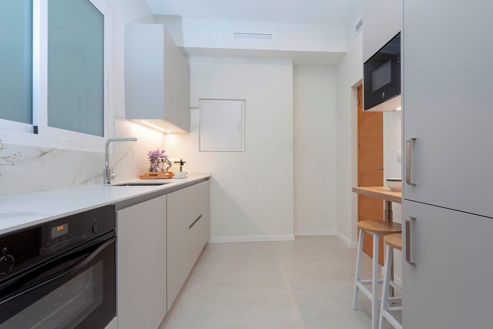 Apartment (5 Bedrooms) | Private kitchen | Fridge, microwave, oven, stovetop