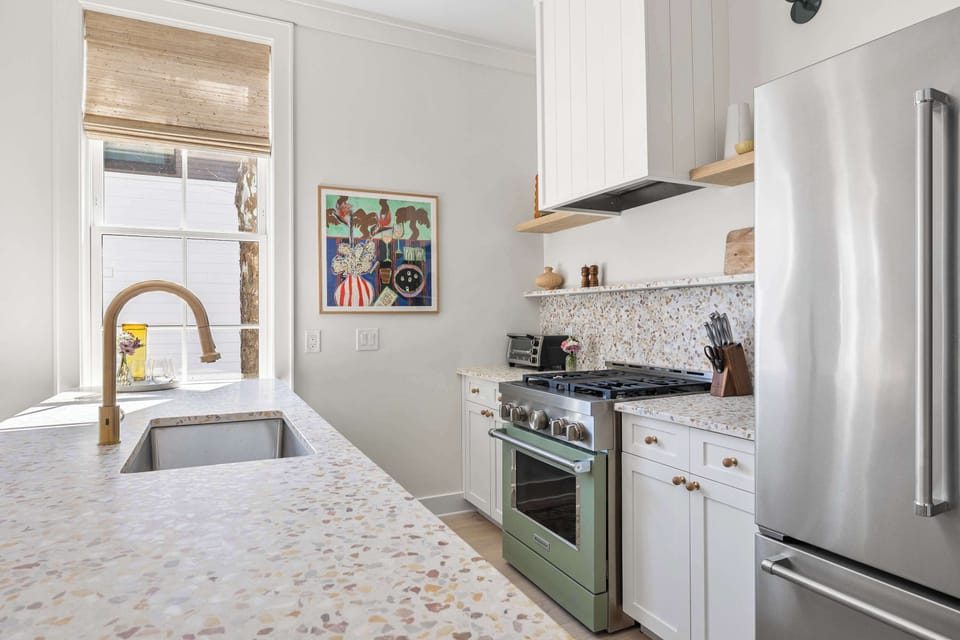 Fully equipped kitchen with everything you need to cook a meal 