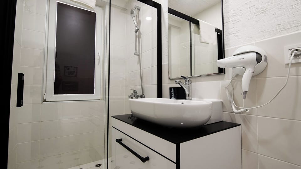 Standard Triple Room | Bathroom | Shower, hair dryer, towels, soap