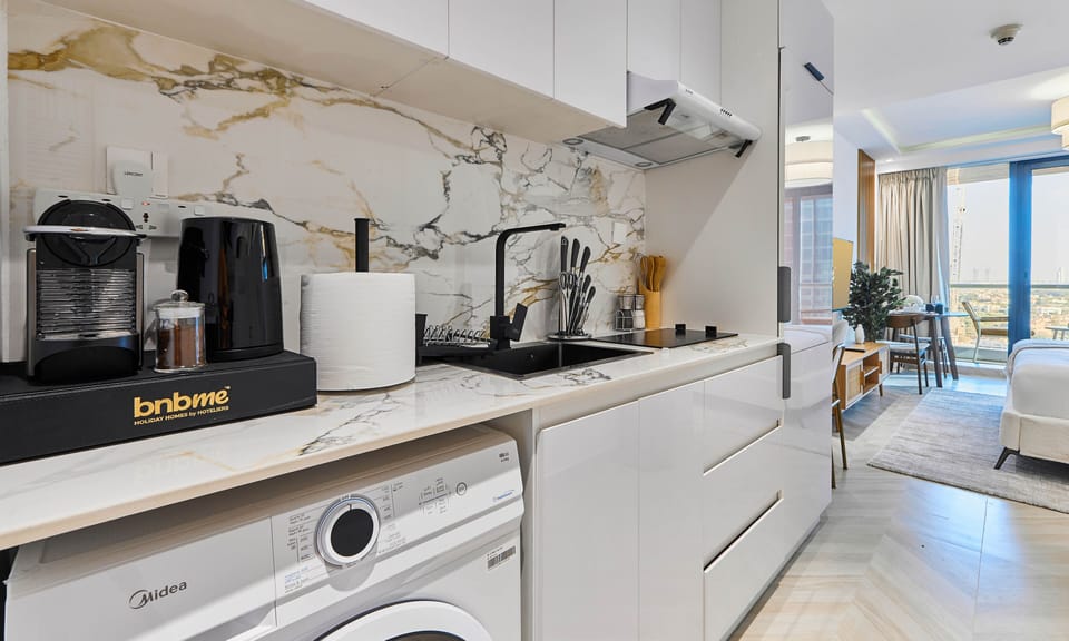 Luxury Studio, City View | Private kitchen | Fridge, microwave, oven, stovetop