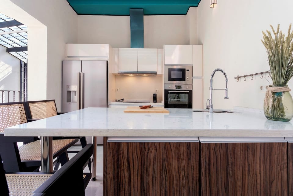 Apartment (6 Bedrooms) | Private kitchen | Microwave, oven, stovetop, dishwasher