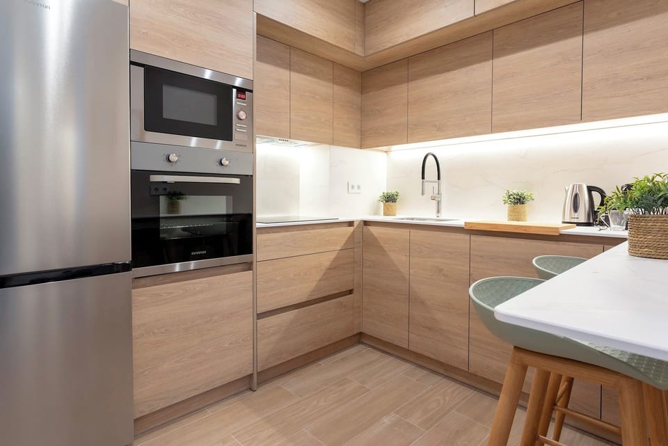 Apartment (4 Bedrooms) | Private kitchen | Full-size fridge, microwave, oven, stovetop