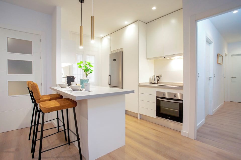 Apartment (3 Bedrooms) | Private kitchen | Full-size fridge, microwave, oven, stovetop