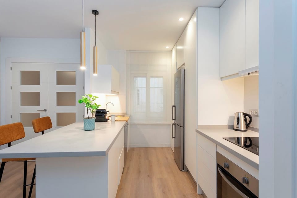 Apartment (3 Bedrooms) | Private kitchen | Full-size fridge, microwave, oven, stovetop