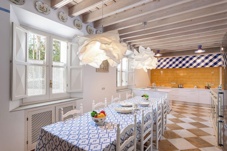 House (6 Bedrooms) | Private kitchen | Fridge, microwave, oven, stovetop