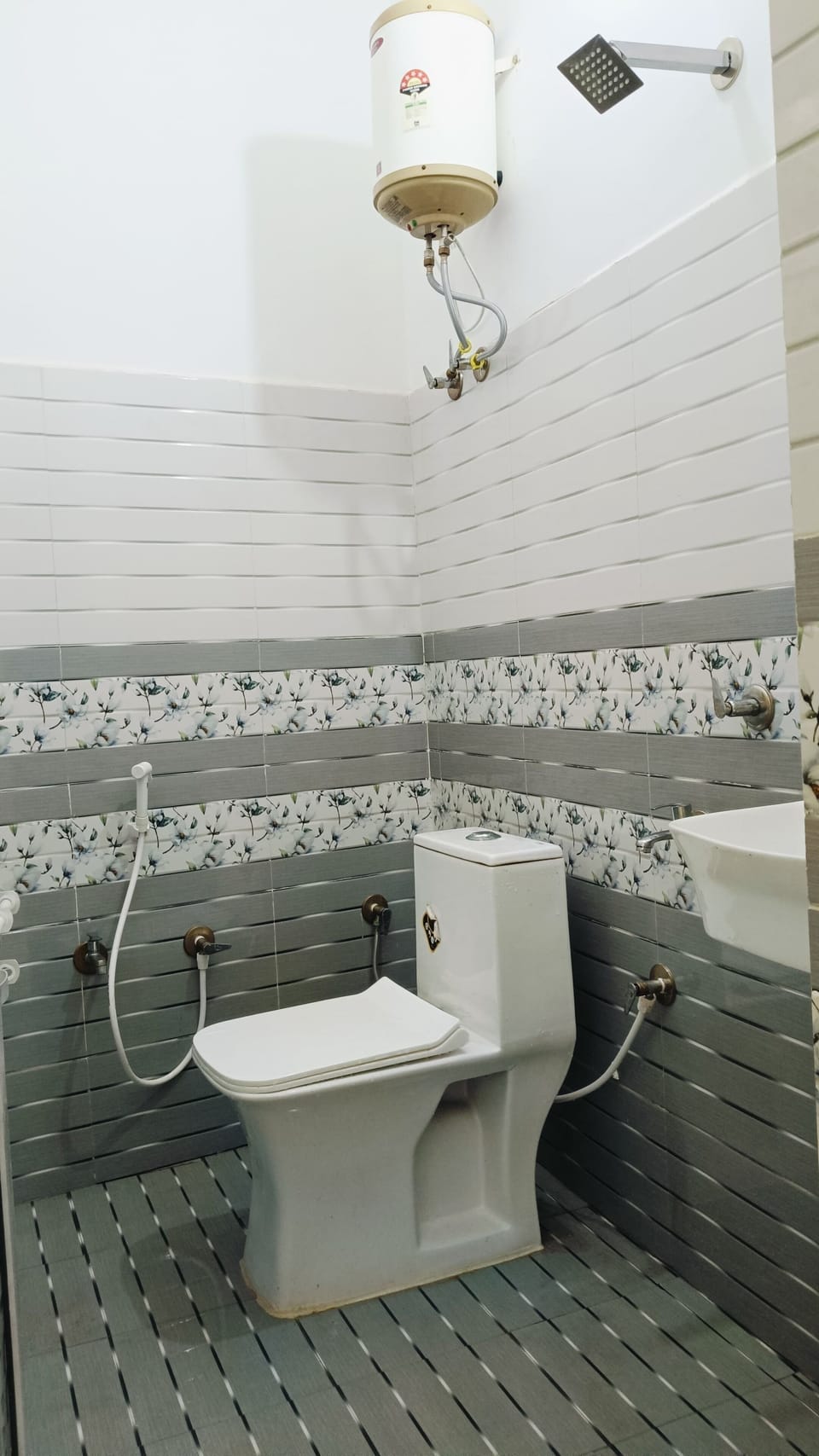 Room, 1 Double Bed, Non Smoking, Private Bathroom | Bathroom | Shower, towels