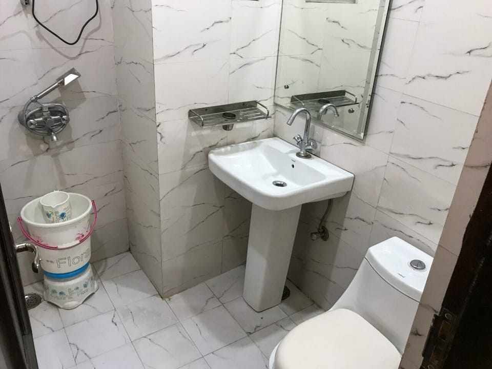 Deluxe Double Bed Room AC | Bathroom | Towels