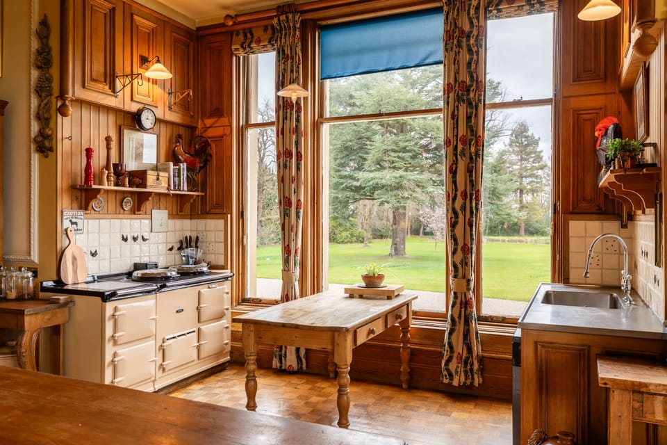 House | 10 bedrooms, desk, Internet