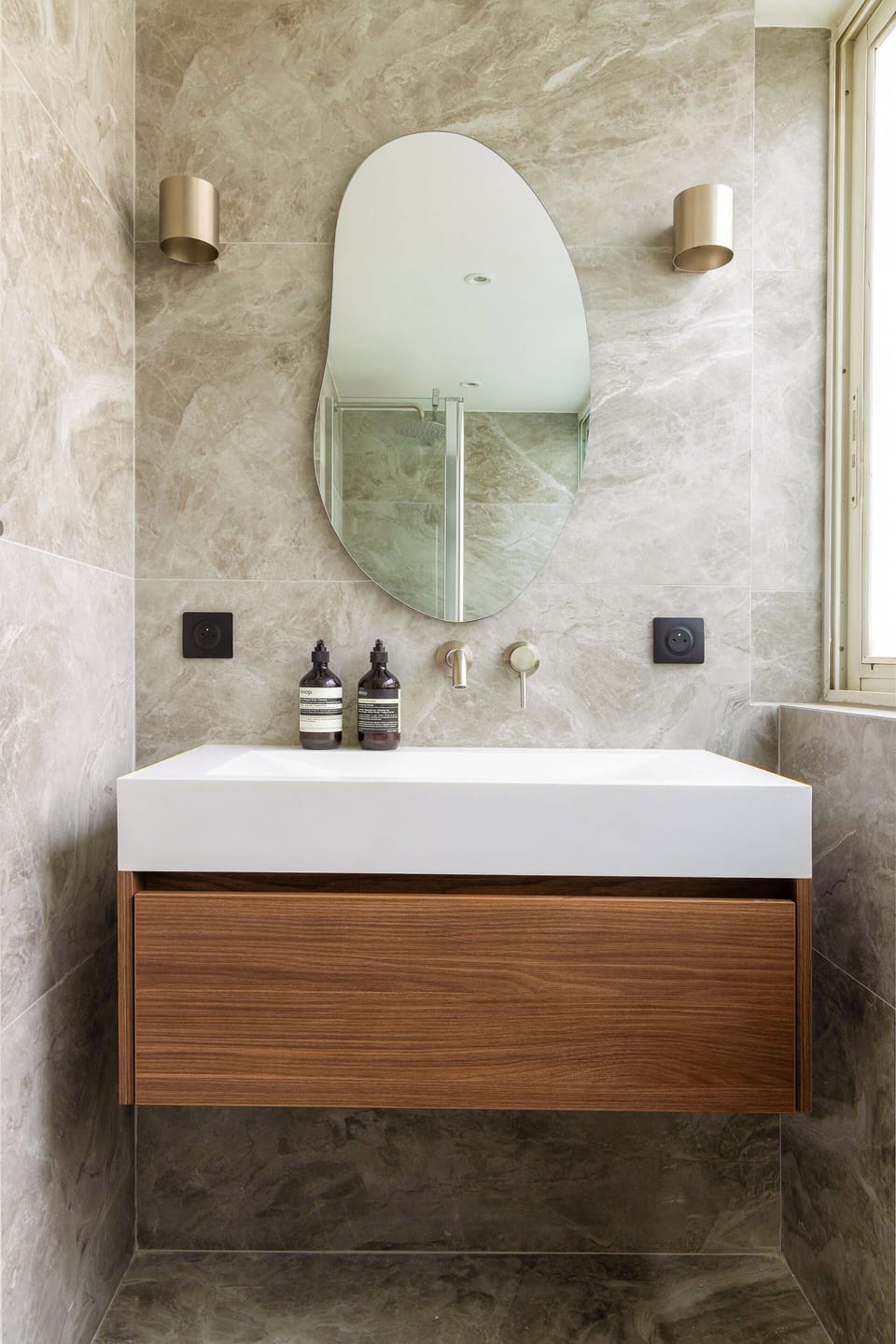 Apartment | Bathroom | Hair dryer, towels, shampoo