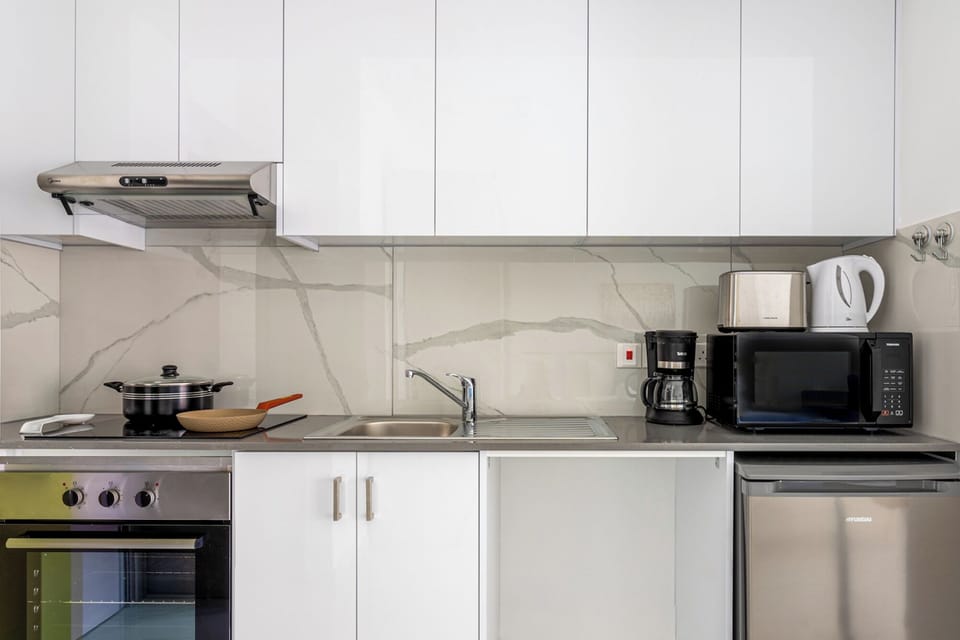 Studio, 1 Double Bed, Balcony, City View | Private kitchen | Coffee/tea maker, mini-fridge, microwave, oven