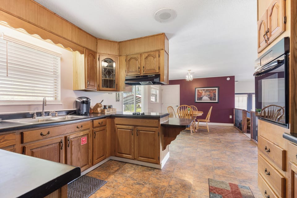 Family House, 3 Bedrooms, Non Smoking, Patio | Private kitchen | Fridge, microwave, oven, stovetop