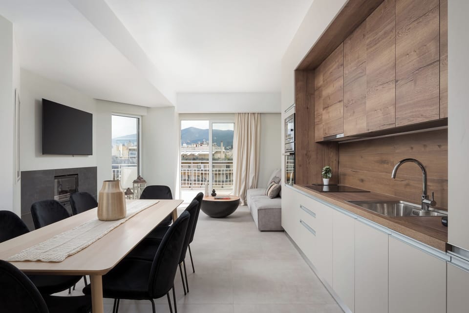Classic Apartment, Balcony, City View | Living room | Smart TV, fireplace, Netflix, books