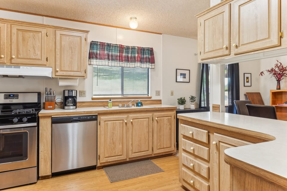 Cabin, 2 Bedrooms | Private kitchen | Fridge, oven, stovetop, coffee/tea maker