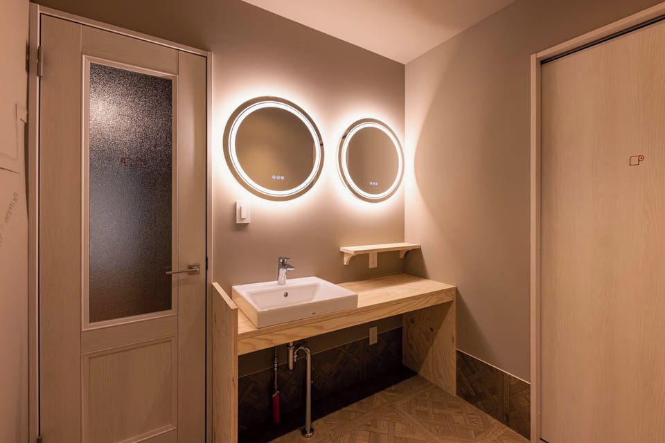 Shower, hair dryer, slippers, bidet