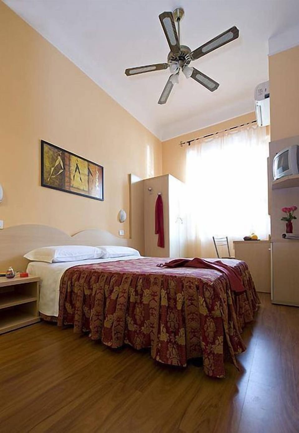 In-room safe, desk, iron/ironing board (on request), WiFi (free)